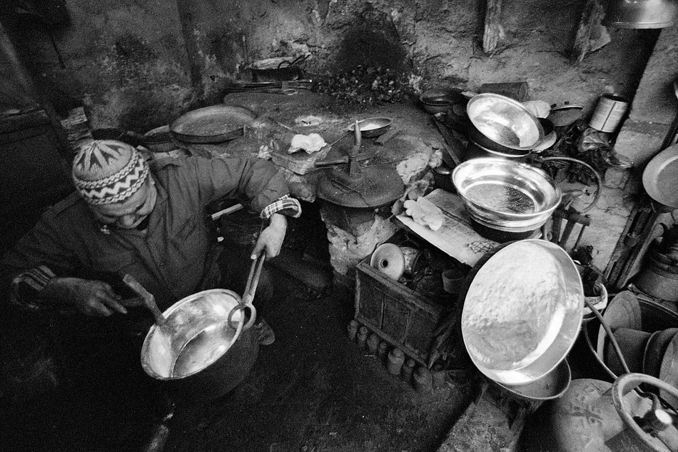 Traditional tinsmithing, documentary photograph 01