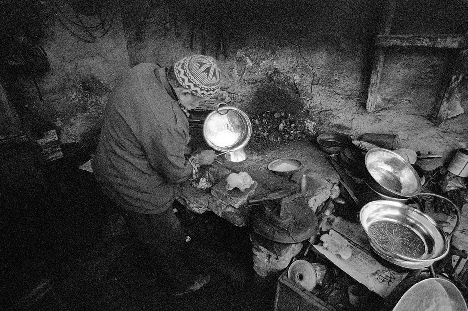 Traditional tinsmithing, documentary photograph 02