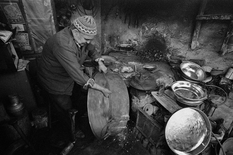 Traditional tinsmithing, documentary photograph 04