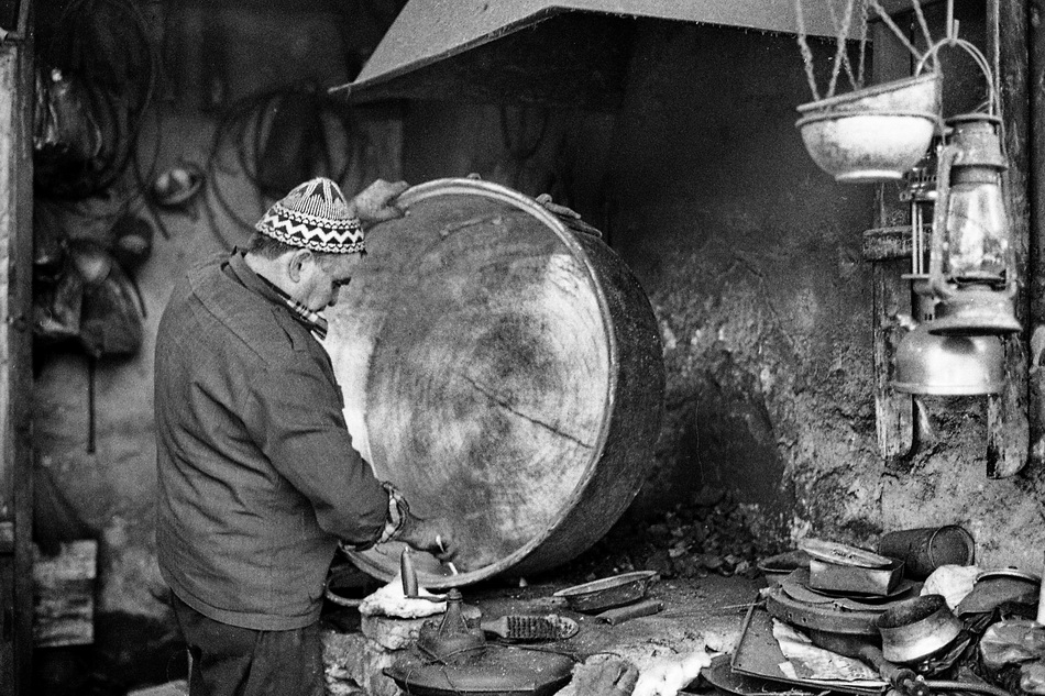 Traditional tinsmithing, documentary photograph 05