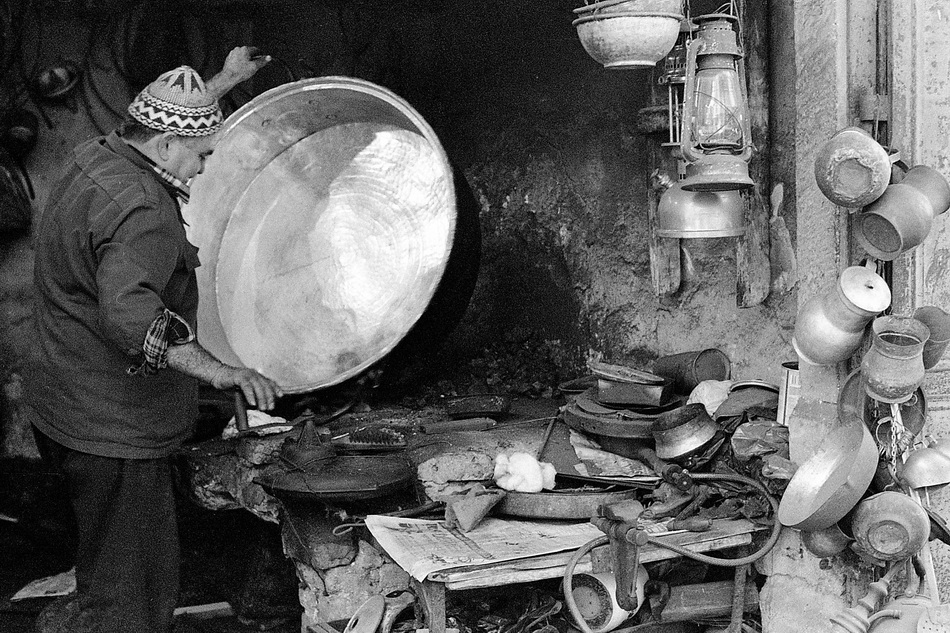 Traditional tinsmithing, documentary photograph 06