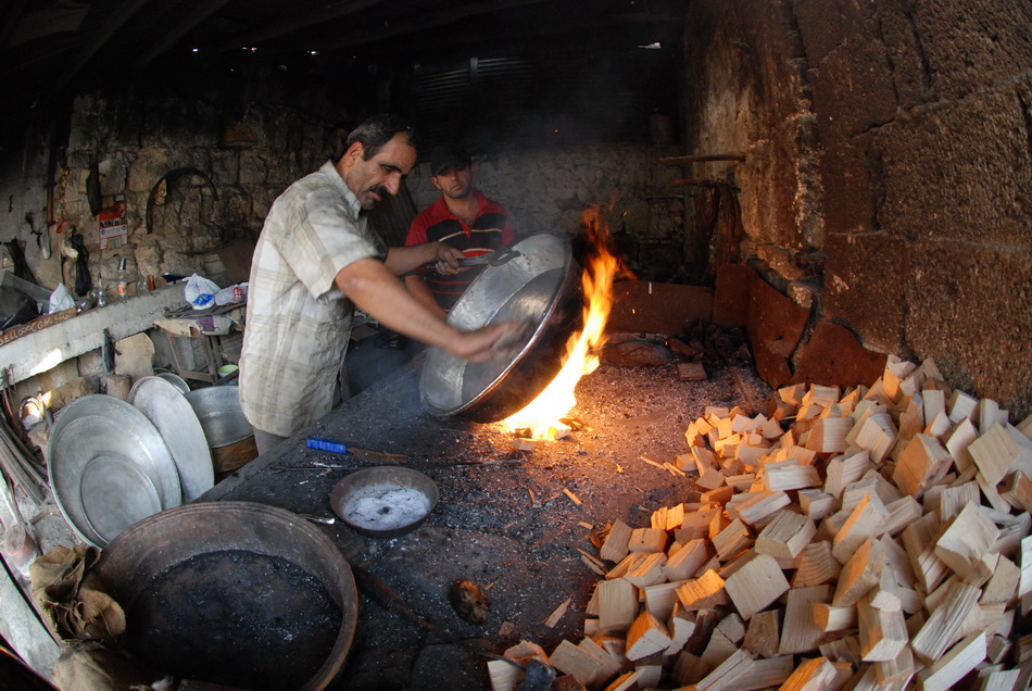 Traditional tinsmithing, documentary photograph 09