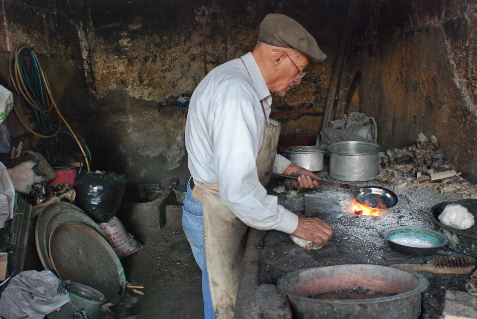 Traditional tinsmithing, documentary photograph 12