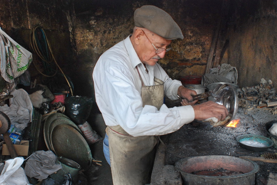 Traditional tinsmithing, documentary photograph 13