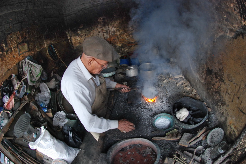 Traditional tinsmithing, documentary photograph 14