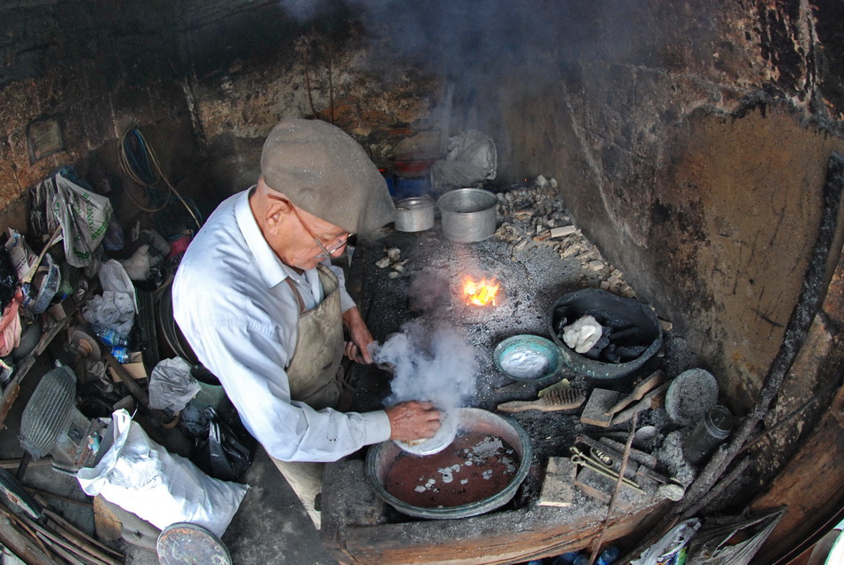 Traditional tinsmithing, documentary photograph 15