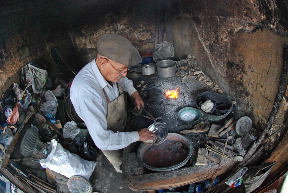 Traditional tinsmithing, documentary photograph 16