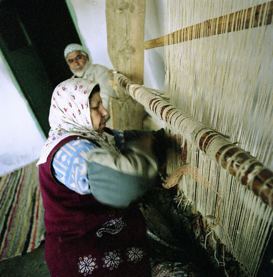 Traditional kilim weaving in Eşme, Uşak, 2002 — photograph 02