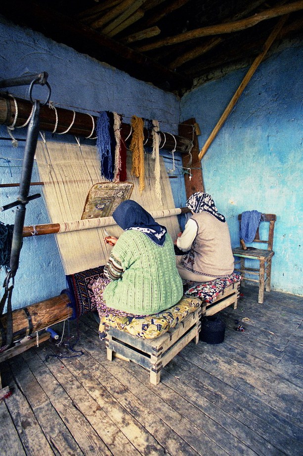 Kula carpet weaving, 2002 — photograph 1