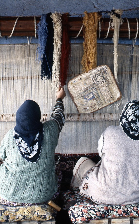 Kula carpet weaving, 2002 — photograph 2