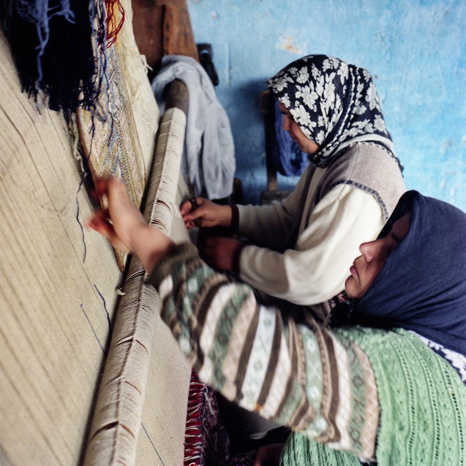 Kula carpet weaving, 2002 — photograph 3