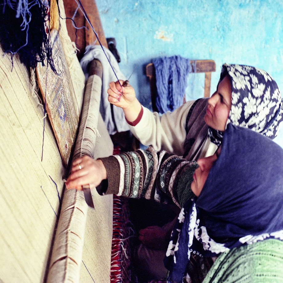 Kula carpet weaving, 2002 — photograph 4