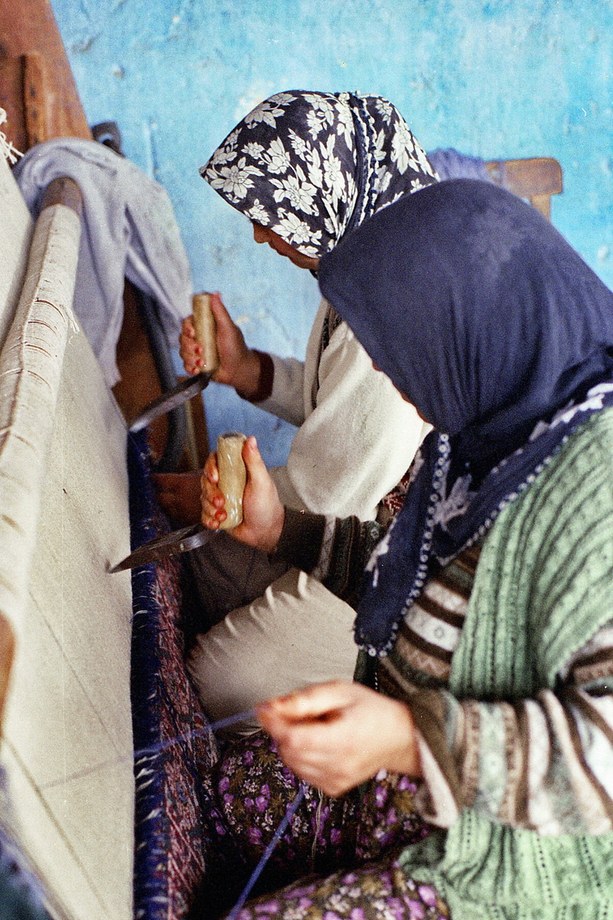 Kula carpet weaving, 2002 — photograph 5