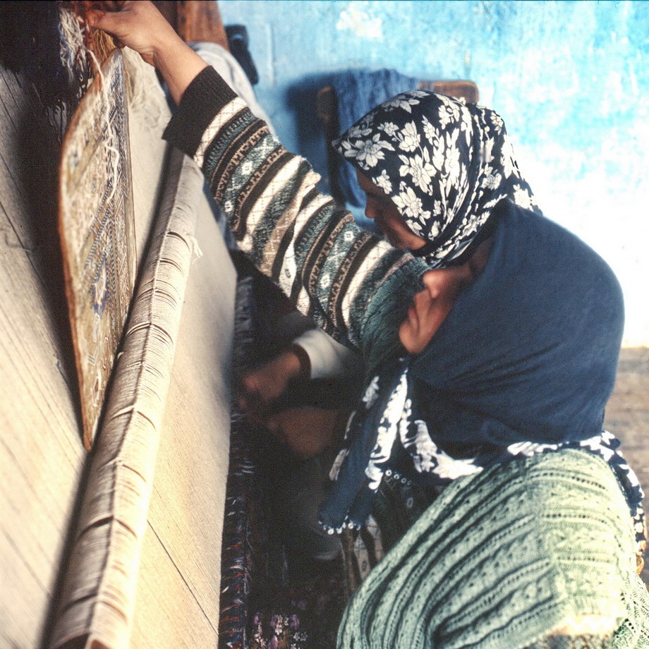 Kula carpet weaving, 2002 — photograph 6