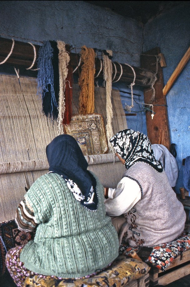 Kula carpet weaving, 2002 — photograph 8