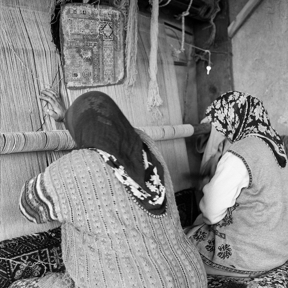 Kula carpet weaving, 2002 — photograph 9