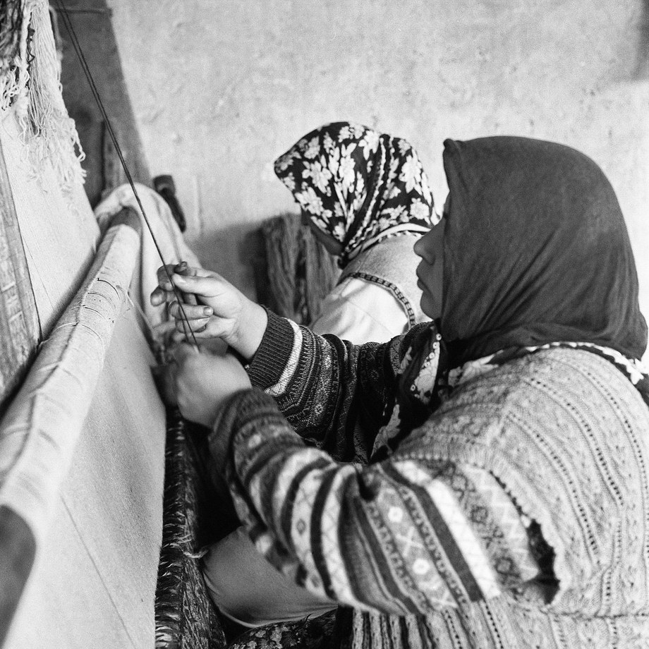 Kula carpet weaving, 2002 — photograph 10