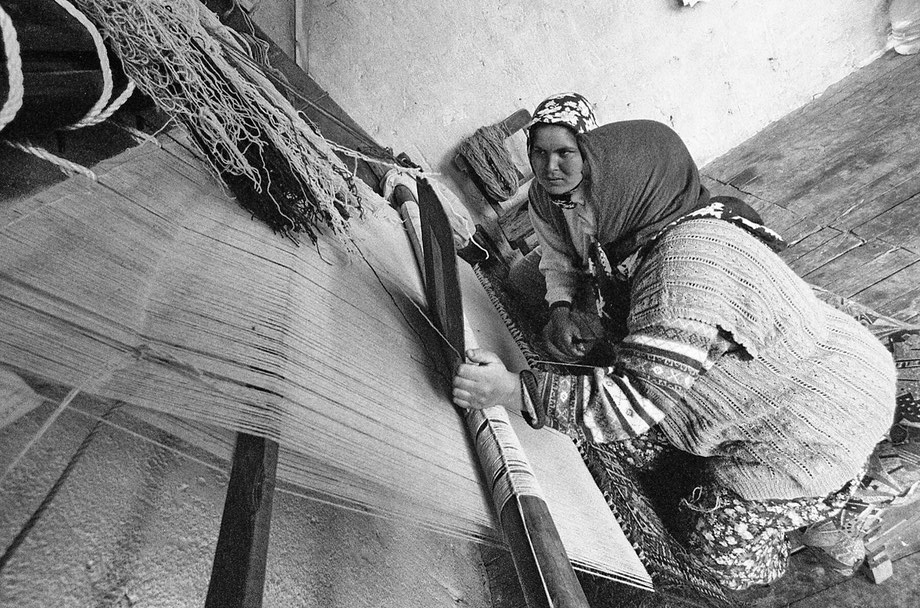 Kula carpet weaving, 2002 — photograph 11