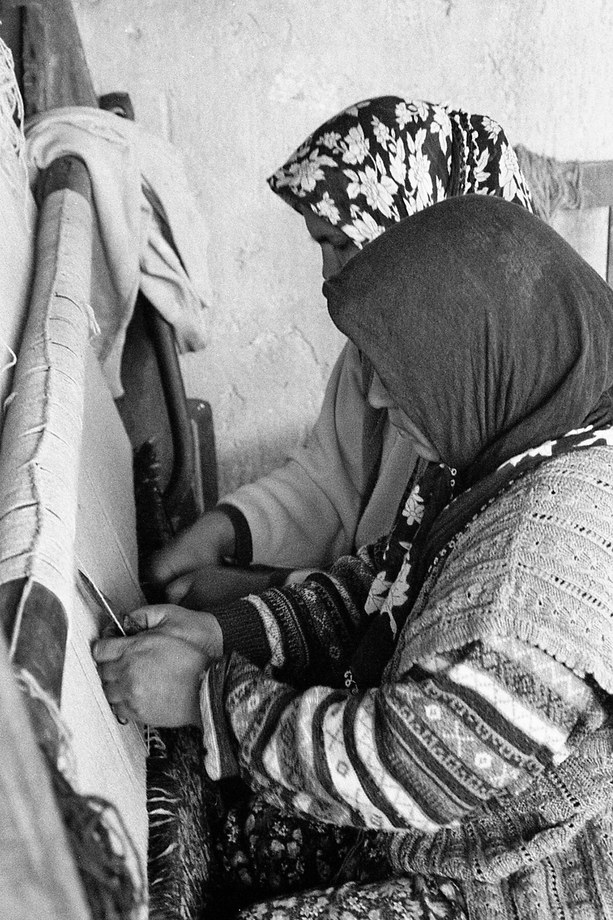 Kula carpet weaving, 2002 — photograph 13
