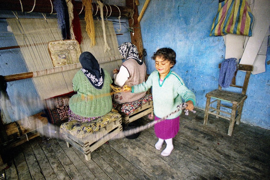 Kula carpet weaving, 2002 — photograph 15