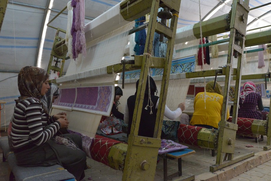 Midyat carpet weaving, 2015 — photograph 1
